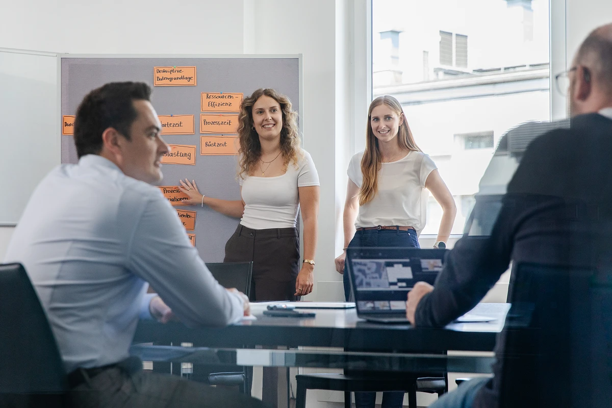 optimed-Team im Workshop: Besprechung von Prozesskennzahlen wie Ressourceneffizienz, Prozesszeit und Wartezeit für medizinische Einrichtungen. optimed-Team analysiert Prozesskennzahlen wie Ressourceneffizienz und Wartezeit – für effizientes Praxismanagement in der Medizin.