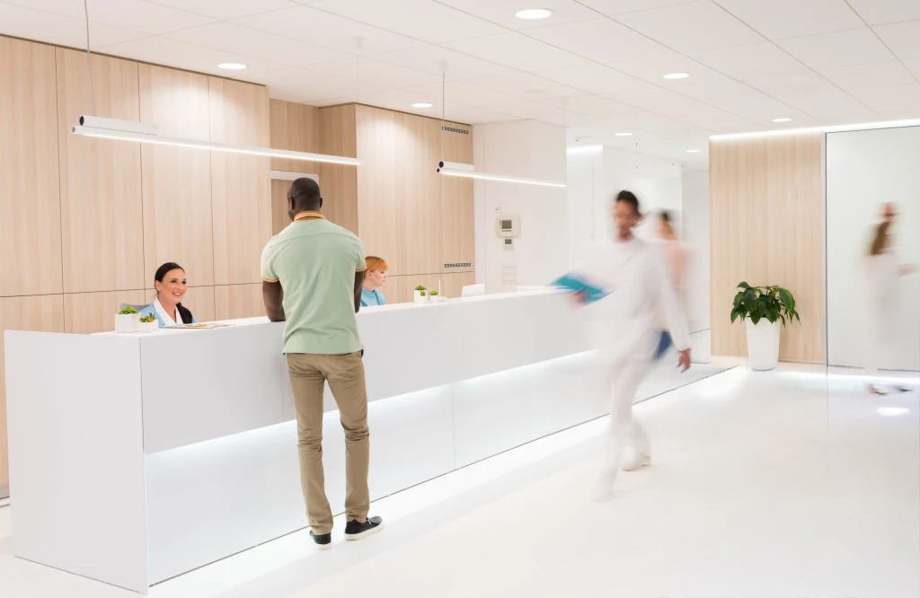 Rezeption einer Praxis mit Patienten und Mitarbeitenden Patient In The HospitaloptimedFLOW macht Wartezeiten, Ressourcen und Engpässe sichtbar und schafft die Basis für datenbasiertes Prozessmanagement.