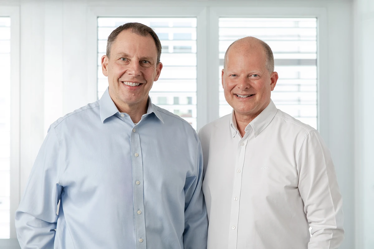 Henning Goebel und Martin Zeitz im persönlichen Erstgespräch zur Prozessoptimierung für Praxen, Kliniken und MVZ. Lernen Sie Henning Goebel und Martin Zeitz in einem unverbindlichen Erstgespräch kennen und entdecken Sie Optimierungspotenziale für Ihre Einrichtung.