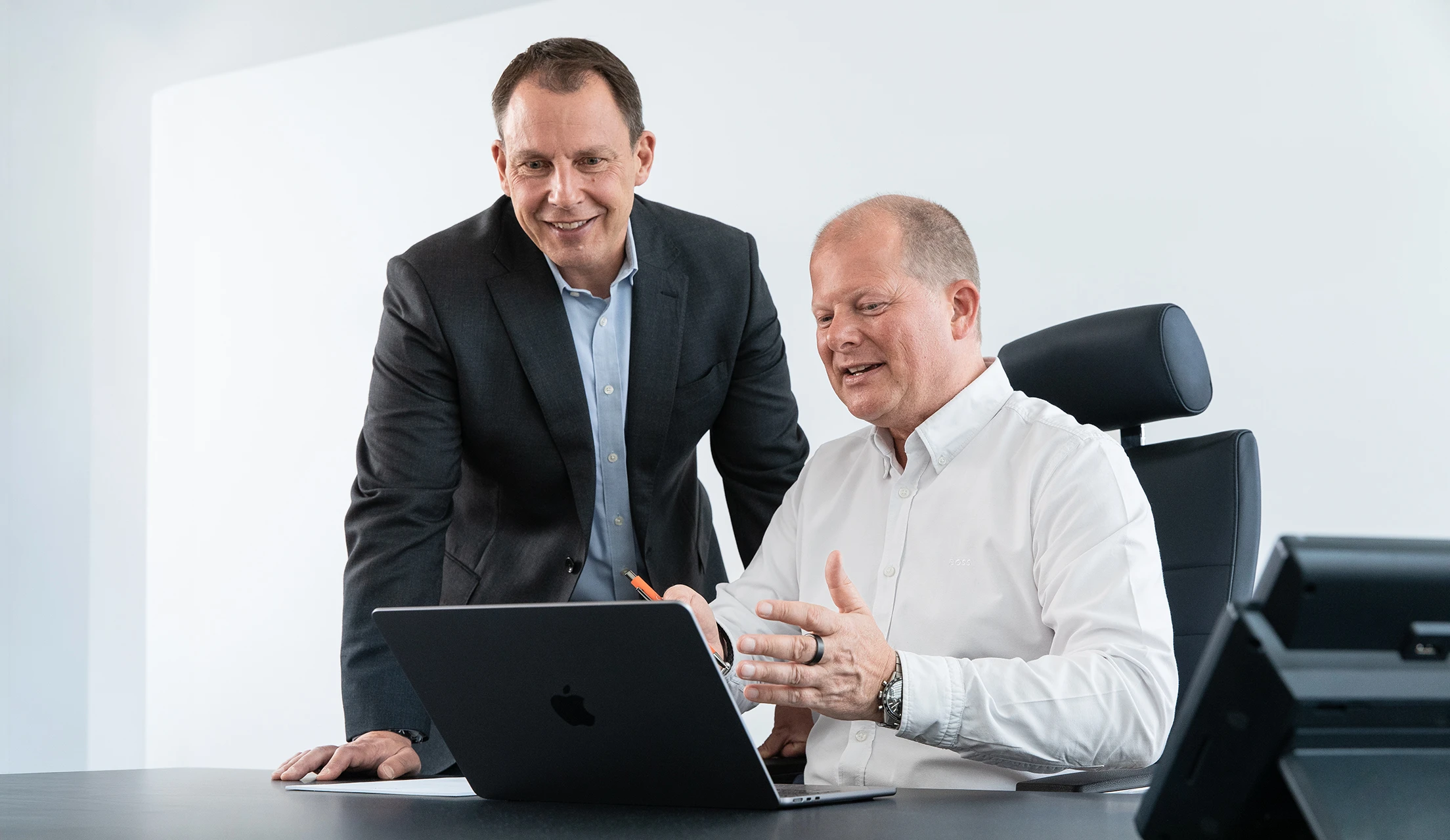 Henning Goebel und Dr. Martin Zeitz von optimed besprechen gemeinsam Prozessoptimierung für medizinische Einrichtungen. optimed-Gründer im Beratungsgespräch: Spezialisten für Prozessoptimierung und Prozessmanagement in Praxen, Kliniken und MVZ.